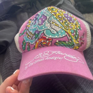 Ed Hardy keps - Skit snygg äkta Ed hardy keps, säljer eftersom att det inte är min still längre, nypris runt 500kr skriv t mig för fler bilder👌🏼🫶🏽🫶🏽