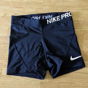 Nike Pro shorts i storlek XS. Använda någon enstaka gång, som nya.