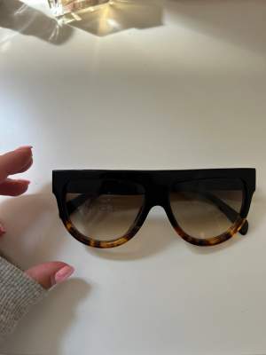 Supersnygga solglasögon från Celine, box finns tyvärr inte men dom är i väldigt fint skick ☺️