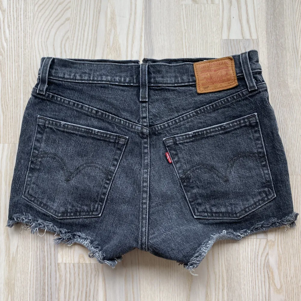 Säljer dessa snygga levi’s 501 shorts i en svart/grå färg! Perfekt inför sommaren och går att styla hur bra som helst👌🏼💕  Köparen står för frakt. Shorts.