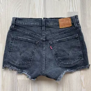 Säljer dessa snygga levi’s 501 shorts i en svart/grå färg! Perfekt inför sommaren och går att styla hur bra som helst👌🏼💕  Köparen står för frakt