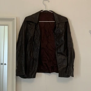 Skinnjacka - Snygg brun skinnjacka köpt secondhand 