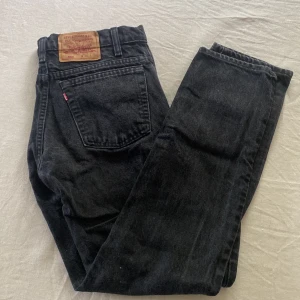 Levis 505 vintage jeans svarta - Levis 505 vintage jeans svarta. L30 W30. Skulle säga att de passar strl S.