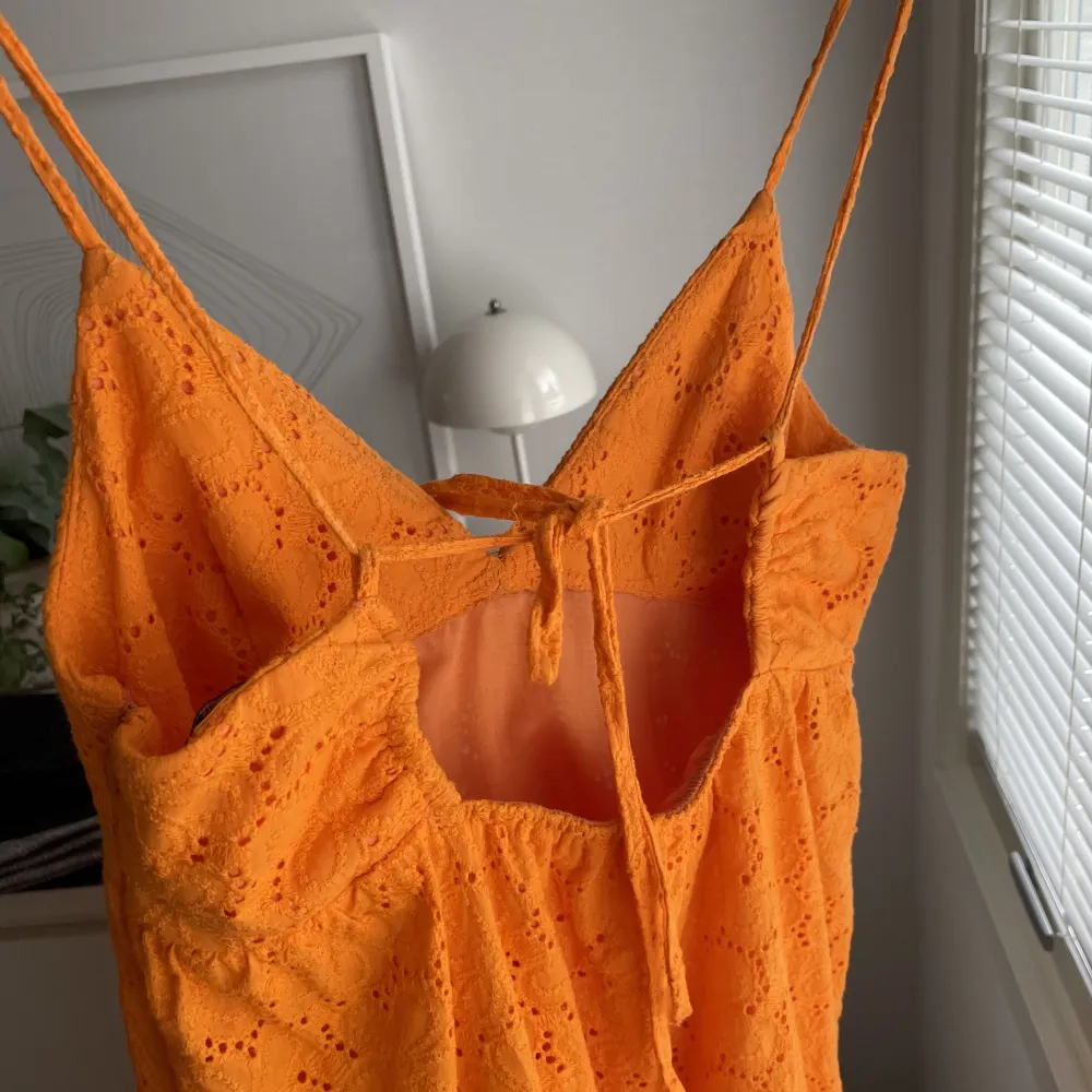 Jättefin orange sommarklänning från Zara. Slutsåld och använd en gång 🧡. Klänningar.