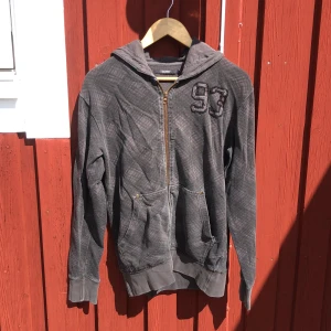 Ziphoodie  - Riktigt snygg ziphoodie från Blend, tröjan är vintage men väl omhändertagen.