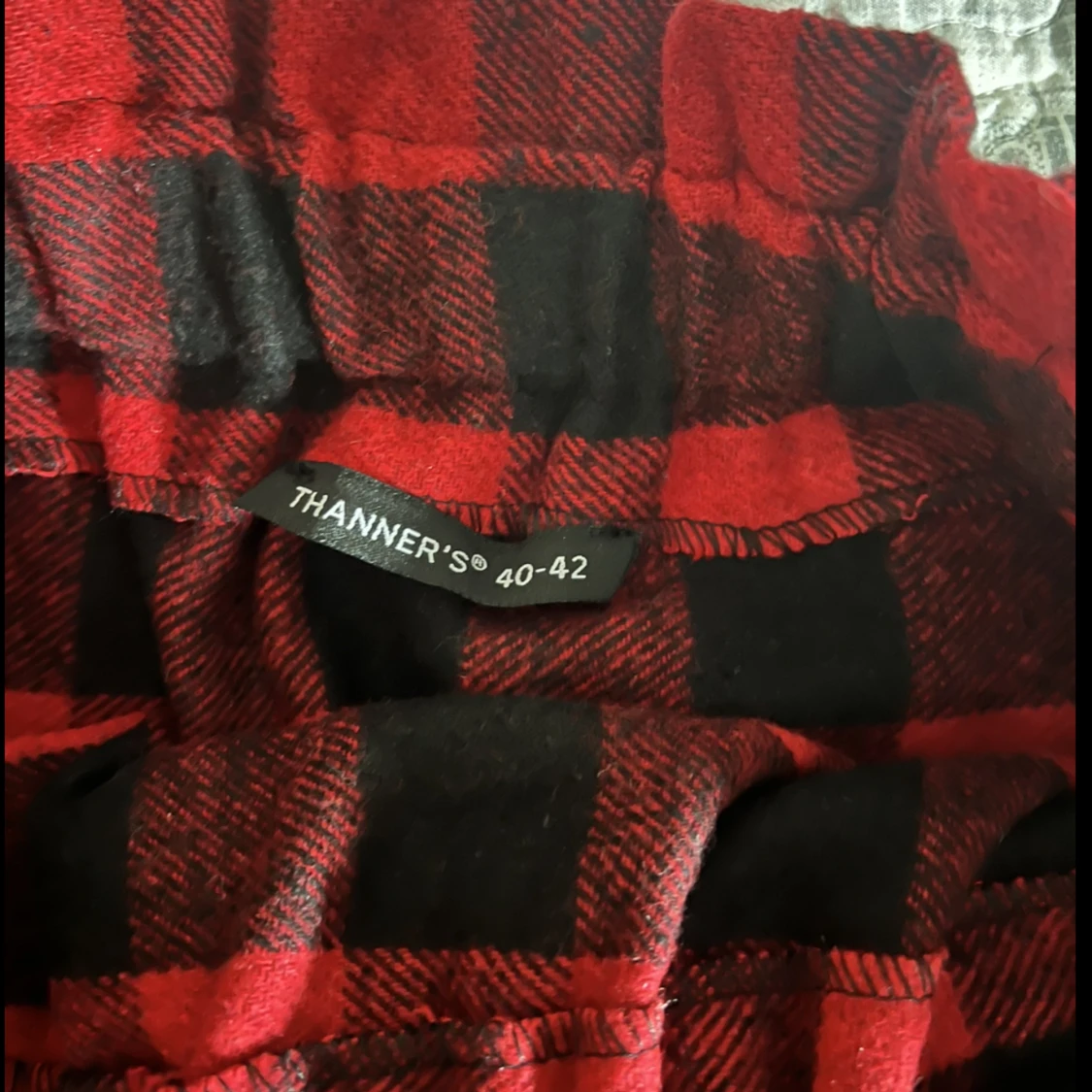 Rutig knälång kjol