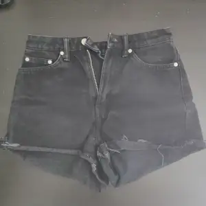 Snygga jeansshorts från Weekday. Modell Row 