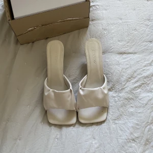 Beige sandaler/klackar - Supersöta sandaler/klackar som endast är använda under ett tillfälle på min bal förra året. De är i fint skick men har några slitningar unuti, vilket inte syns när man har på sig de (se bild 3) 