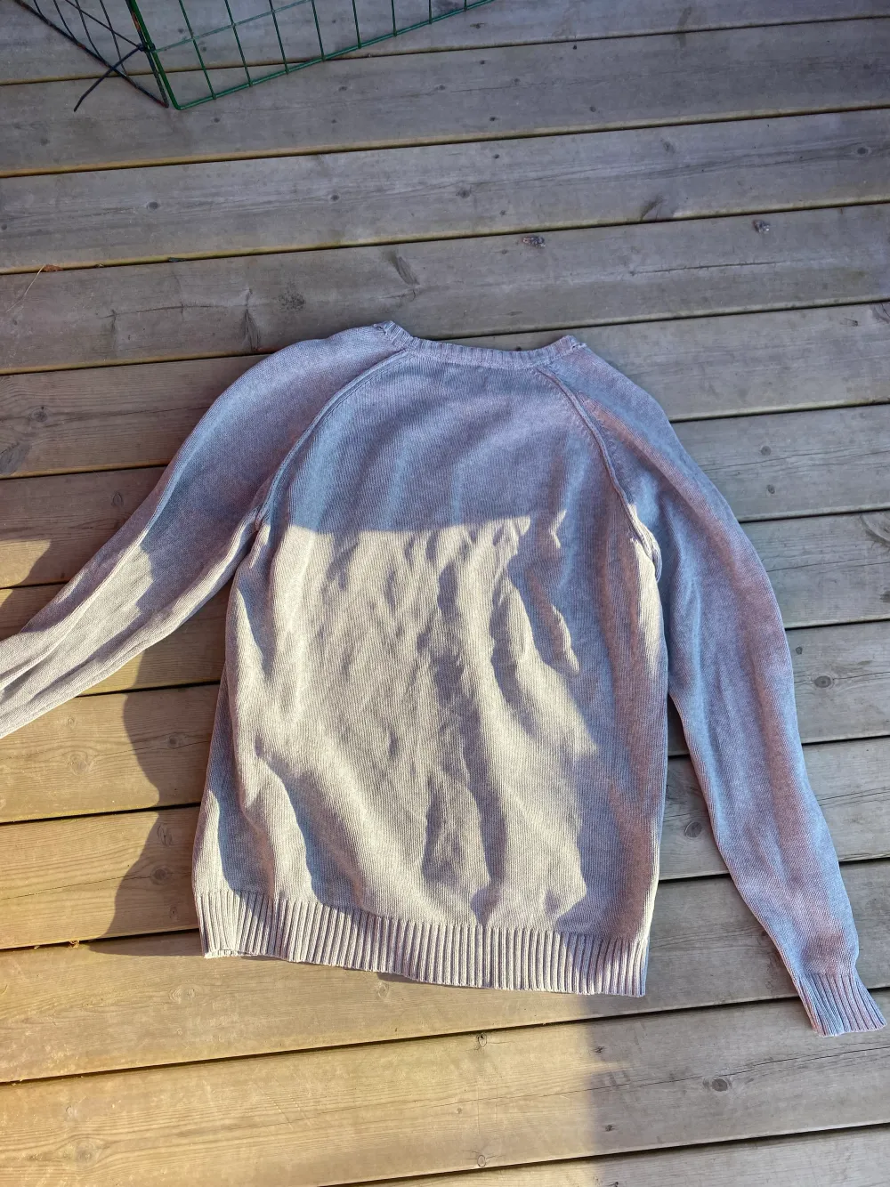 Grå Gant tröja, stickad, storlek M, den är i ganska bra skick, lite använd men inga konstigheter. Säljer den på grund av storleken, ta chansen o köp den för billig peng :D. Stickat.