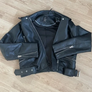 Zara skinnjacka  - En till liiknande,jätte snygg och populär skinnjacka ifrån zara. Perfekt nu inför sommaren! 😊🫵🏽💗 