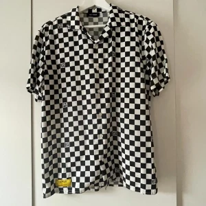 Axel Arigato - Skjorta från Axel Arigato i stl XS. Dock väldigt oversize och funkar lika bra som S eller M.   100% lyocell så den är otroligt sval och skön. 