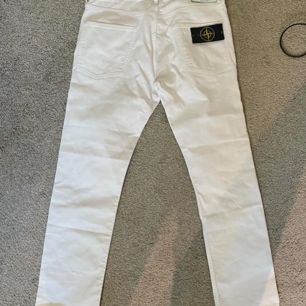 (New) ForSale:1999kr Retail:3.600kr Stone Island Straight Fit Jeans(White) Size:W30 L34 Condition:9/10 Slightly Used Dm for more info&pics. Jeans & Byxor.