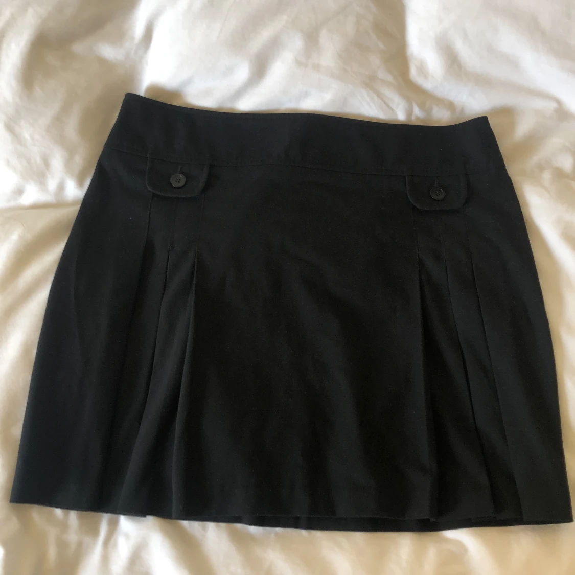 Svart veckad minikjol strl 42