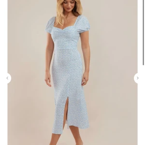 Sommarklänning - Sommarklänning från chiquelle, inköpt för 499kr använd ett fåtal gånger, inga defekter. 