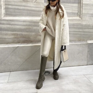 Militär boots från zara - Militärboots från zara storlek 38. Fint skick med nåt märke, färgen är svart. Samma modell som första bilden med svart. Säljer endast för att jag ej får på mig dom tyvärr. Köpare står för frakt❤️