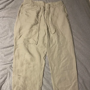 Sommar byxor - Linen Blen byxor från H&M. Nästan helt oanvänd, säljer pågrund av att det e nt längre min stil. Det ända är en liten fläck högst upp på byxorna som man knappt ser💕