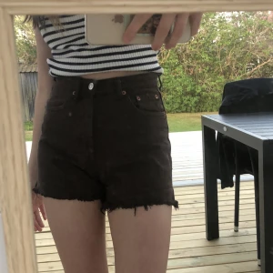 Jeansshorts  - Mörk bruna hög midjade jeansshorts från zara. Köpta förra året, är knappt använda och är som i nyskick. Midjemått 71 cm och från midjan ner är 32 cm💗