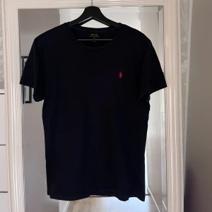 Ralph Lauren t-shirt  - Snygg Ralph Lauren t-shirt i str S som passar M! Dm för frågor och fler bilder, pris kan diskuteras:) 