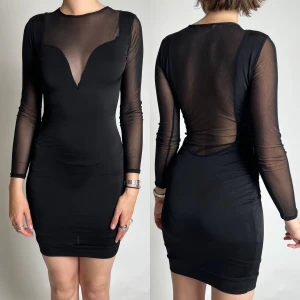 Svart klänning - Storlek: S/M. köptes på 2000-talet. helt ny oanvänd. stretchigt tyg. passar storlek S-M. möts i stockholm eller fraktar. man köper genom att meddela mig först!