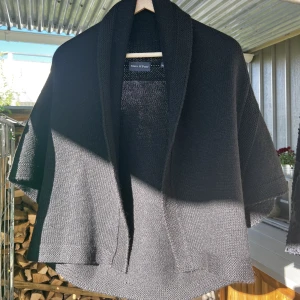 Kofta i merino- & alpackaull - Svart kortärmad kofta i ullblandning 🫶🏻 Väldigt gott skick! Storlek XL men passar M/L. Så himla fin att bra kasta över en klänning eller linne nu i sommar 😍Kolla gärna mina andra annonser också - jag samfraktar! 