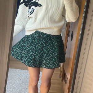 Minikjol - Snygg kortare sommarkjol med shorts i.