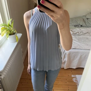 Topp - Säljer denna assss snygga toppen frön h&m💙💙Skriv om du är intresserad eller har frågor!!