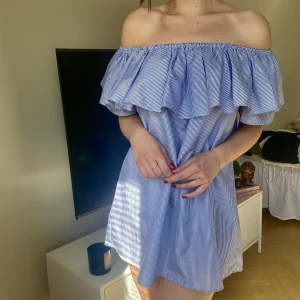 Klänning anv enstaka gång - I perfekt skick! Så gullig off shoulder klänning som tyvärr inte kommer till användning. Jag är 168 & den är bra längd på mig 🦋