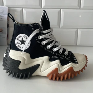 Nya Converse säljes  - Använda två gånger. I princip helt nya Converse, säljes pga för liten storlek.  Nypris 1399kr  Säljes för 900kr  Priset kan diskuteras vid snabb affär. 