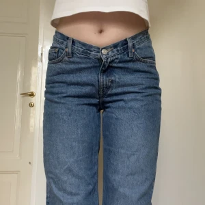 Weekday jeans twin - Weekday jeans i modellen twin, raka ben, mid rise och v-formade vid midjan💗 Saknar lappen där bak, utöver det i gott skick. Innerbenslängd 79 cm Kolla min sida för mer plagg!