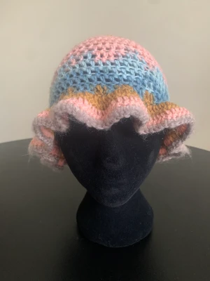 Virkat buckethat - Söt virkad buckethat volanger 