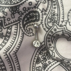 Navel smycke - Aldrig använt silvrig med en diamant 
