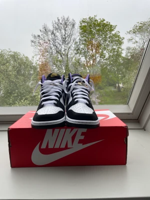 Nike dunk high 42 - Säljer dessa sprillans nya Nike Dunk Hi Retro Prm Emb | Skick: 10/10 helt nya som sagt | Allt og ingår | Nypris: 2600 kr | Budgivningen kickar igång på 500 kr | Hör av er vid minsta fråga eller fundering :)