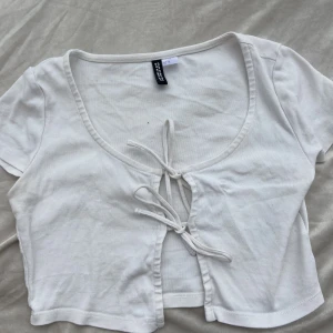 Vit topp  - Snabbt o enkelt köp ,tvättas innan frakt , fler frågor eller bilder hör av er❤️