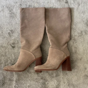 Beigea stövlar - Skit snygga beigea stövlar i mocka, använda endast en gång, några få märken som inte syns så jätte mycket (se bild), som säkert går att borsta bort🫶🏼 