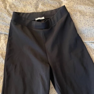 Yogapants, straight leg - Superfina och mjuka yogapants från Nelly i storlek S ! 