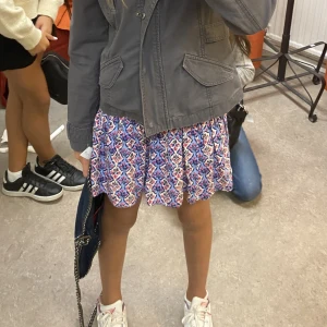 Zara kjol  - Kjol från zaras barnavdelning, den är i storlek 152 men den krympte lite i tvätten så skulle säga att den är typ 140-146❤️❤️ fint skick