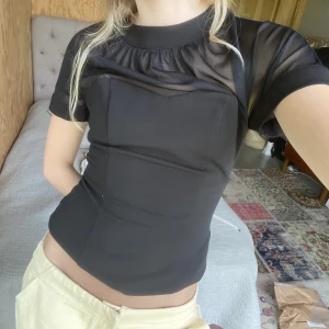 Svart topp - Topp köpt second hand från ”Daisy Grace” i storlek XS