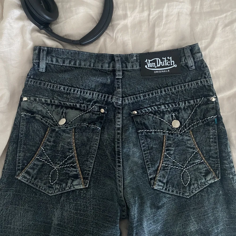 Ett par von dutch jeans jag köpt secondhand men inte använts så mycket då de är lite för små, storlek 36/ ca w26. Jätte snygg tvätt och färg😇 Frakt tillkommer, frågor? Skriv pm!. Jeans & Byxor.