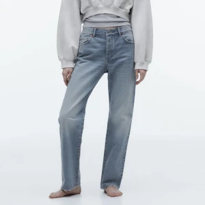 Zara jeans  - Medelhög midja, kortare ben än andra jeans men ändå ”normal” längd. Helt oanvända prislapp kvar, var bortrest så hann inte skicka tillbaka. för stora på mig