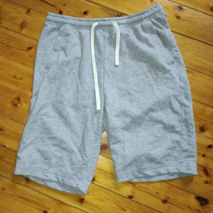 Mjukis shorts  - Gråa mjukis shorts. Bara kommit till användning några få gånger och i väldigt fint skick. 