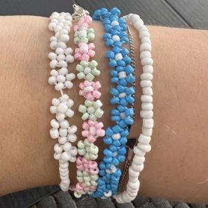 Armband - Armband som kan göras i andra färger och modeller. Passar fint till sommaren🌸 priser 20-49kr