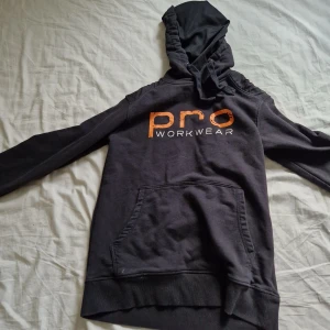 Pro workwear  - En pro workwear hoodie svart sitter lite tight 