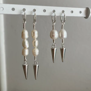 Örhängen med sötvattenpärlor  - Säljer några av dessa örhängen jag gjort själv. Pärlorna är sötvattenpärlor och materialet är silverpläterat🌟De säljs i par av två, båda paren kan ni få för 200:) Skriv för mer info🫶🏼