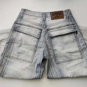 Jorts - Ingen synlig defekt de är bara för små på mig. Inga fler bilder eller info. Midjemått: 69-74cm Innerbenslängd: 48cm. Kan va nå liten fläck. Vinnande bud betalar med köp nu 