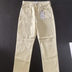 Superfina ljusgula jeans🌟💛 - Säljer dessa fina gula jeans då det inte kommit till användning för mig! Därav är dem helt oanvända! Sitter som en smäck och är perfekta för våren och sommaren!💐storlek 40