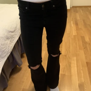 Slitna Dr denim jeans bootcut jeans  - 2 för 325 , 1 för 200  Blå (oanvända) :storlek S/32  Svarta: storlek S/30