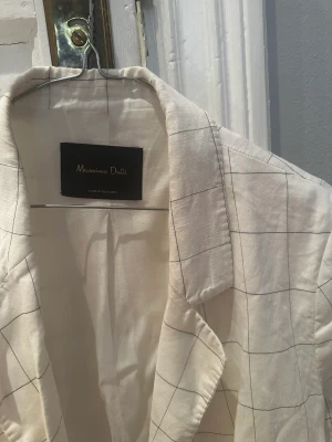 Massimo Dutti kavaj  - Storlek 42, men sitter snyggt lite oversized på mig som vanligtvis har 36/S. Behöver strykas men sen är den som ny.