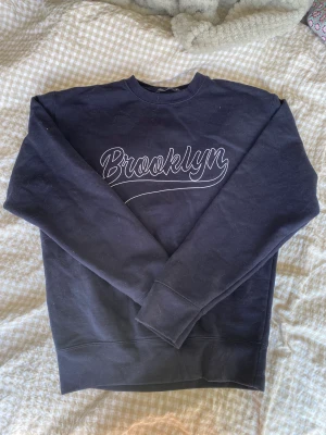 Brooklyn crewneck vintage - Säljer min ascoola sweatshirt ifrån prettylittlething då den inte kommer till användning 🙌🏼 