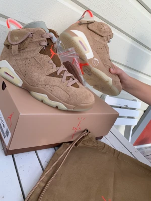 Travis scott Jordan 6 - Ett par Travis scott jordan från restocks i storlek 40,5 helt ds inte äns testade. Alla tillbehör finns även matchande jumpa påse med cactus jack logga på. Skriv för mer bilder och info.  
