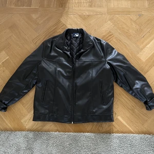 Läder jacka/ biker jacka  - Jätte snygg läder/biker jacka i perfekt vintage skick